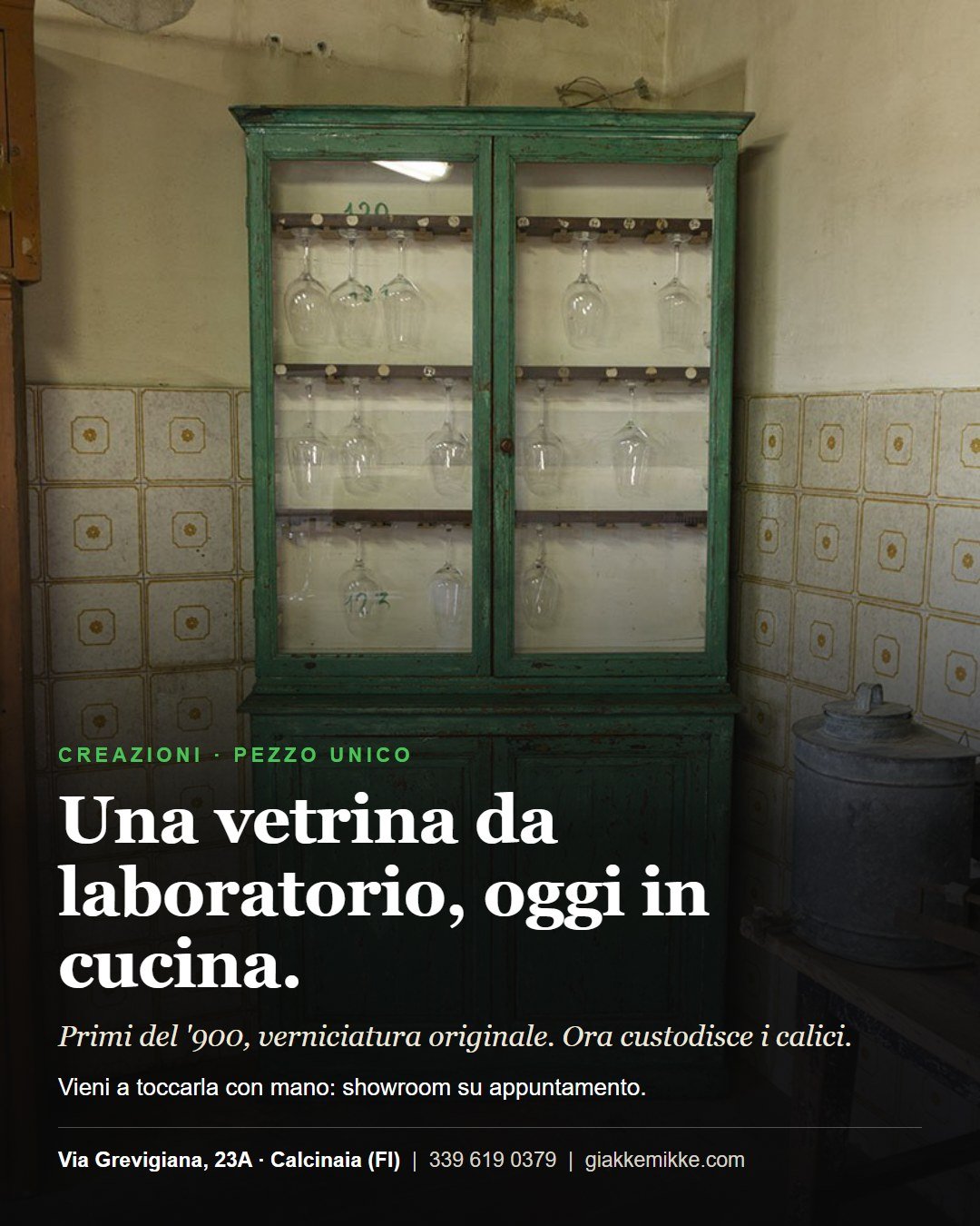 Esempio di post 4:5 per Giakkemikke: vetrina da laboratorio dei primi del Novecento usata in cucina.